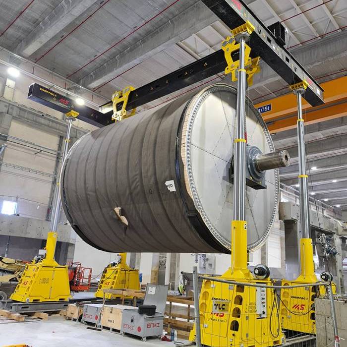 Instalacja i precyzyjne ustawienie bebna na fundamencie w hali produkcyjnej. 