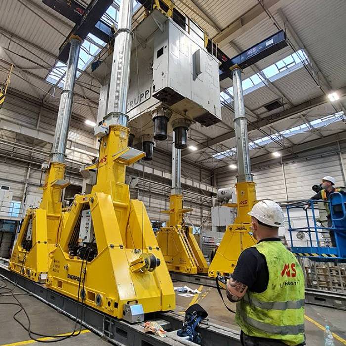 Podnoszenie korpusu prasy Krupp przy uzyciu slupow hydraulicznych i belek podnoszacych. 