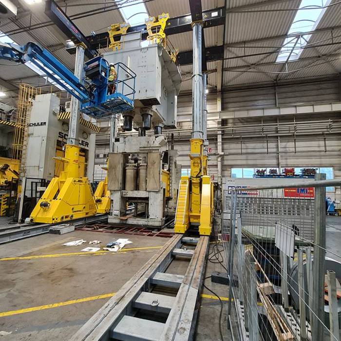 Instalacja prasy Krupp na fundamencie z wykorzystaniem torow montazowych. 