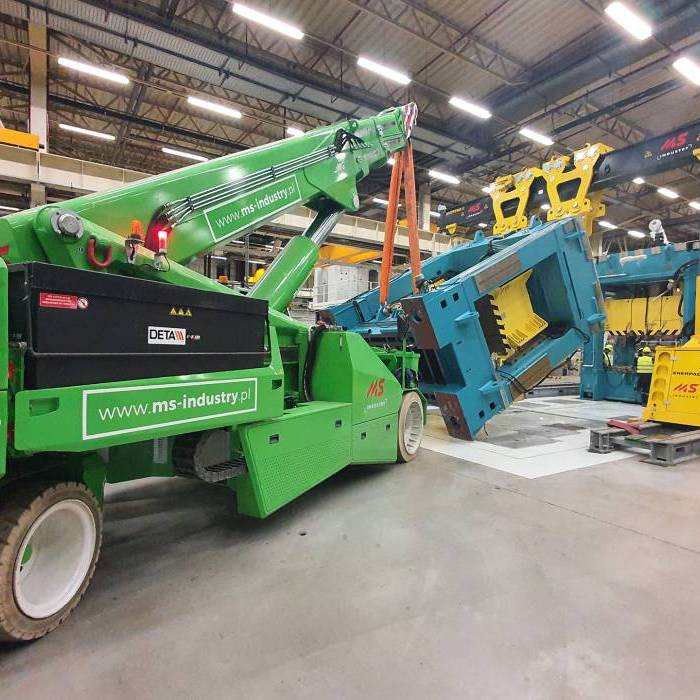 Pionowanie korpusu prasy z uzyciem belek podnoszacych i slupow hydraulicznych. 