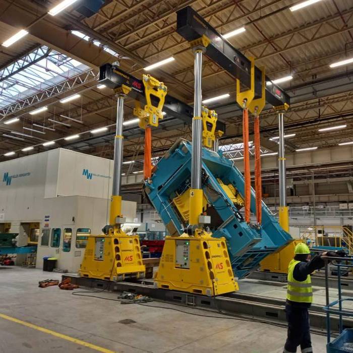 Instalacja i ustawienie elementu nowej linii pras na torach montazowych. 