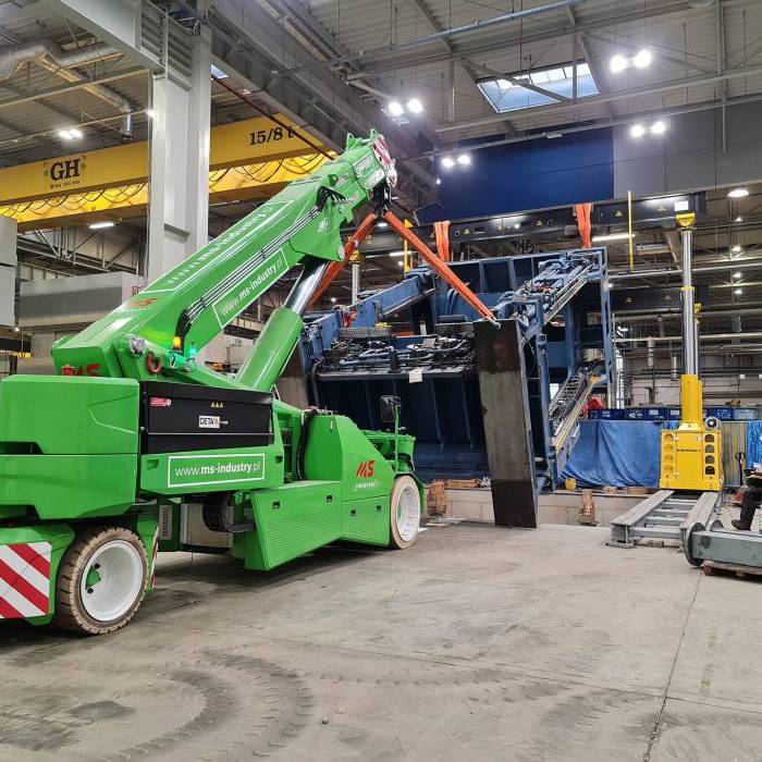 Ustawienie prasy Schuler na przygotowanym fundamencie w hali produkcyjnej. 