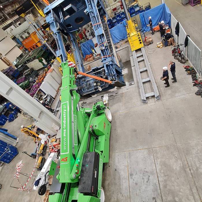 Manewrowanie pochylona prasa Schuler w ograniczonej przestrzeni montazowej. 