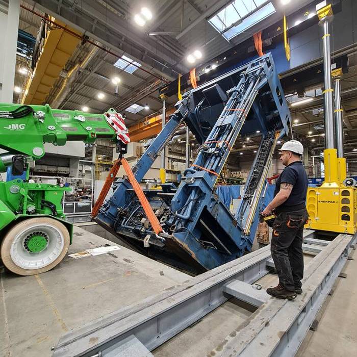 Relokacja elementu prasy Schuler z uzyciem zurawia JMG i systemu podnoszenia. 