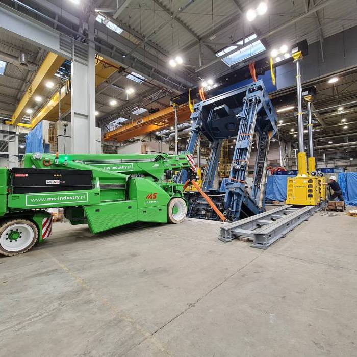 Instalacja i precyzyjne pozycjonowanie prasy Schuler w zakladach Polmotors. 