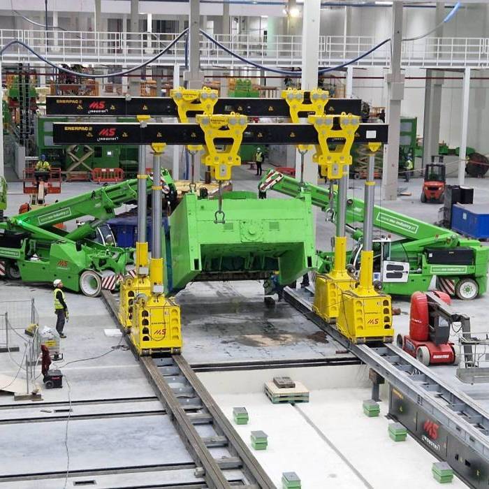 Pionowanie korpusu prasy z wykorzystaniem zsynchronizowanych silownikow hydraulicznych i mobilnych zurawi JMG. 