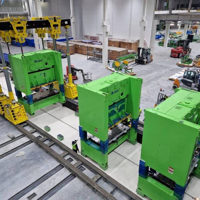 Ustawianie prasy na torach montazowych przed finalnym posadowieniem na fundamencie technologicznym. 