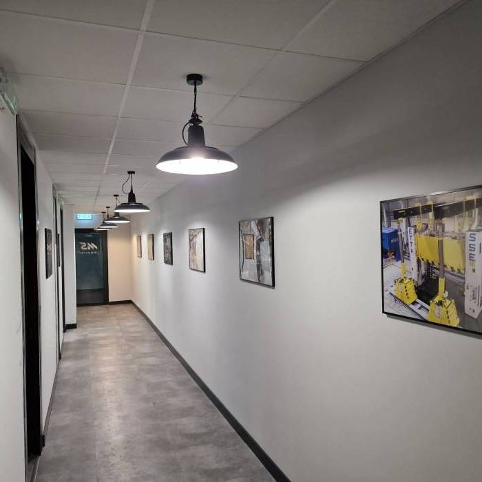 Korytarz w siedzibie MS Industry z galerią zdjęć realizacji przemysłowych. 