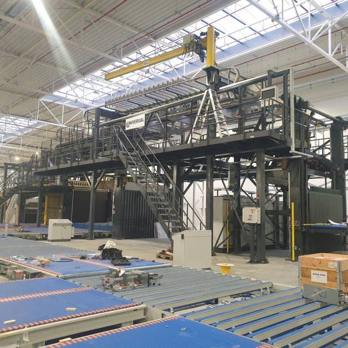 Linia produkcyjna Universal w hali przemysłowej podczas prac instalacyjnych. 