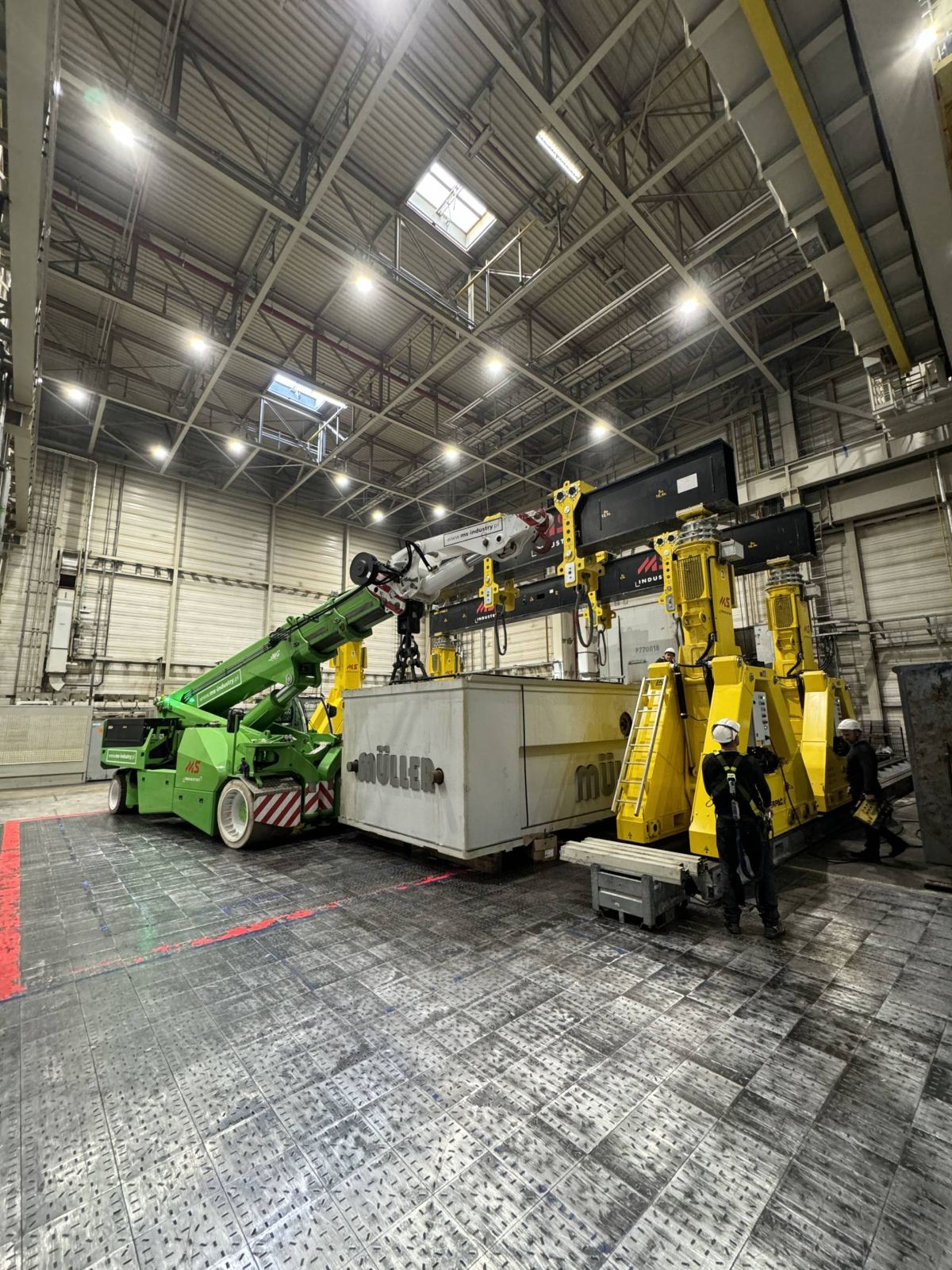 Demontáž hydraulického lisu Müller Weingraten 2000 tun